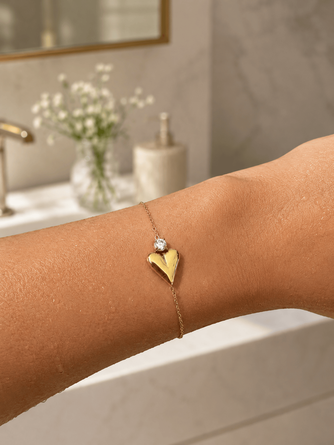 MEA NANI JEWELLERY Armbånd Gull BELLA – armbånd med hjertecharm, 14K gullbelagt