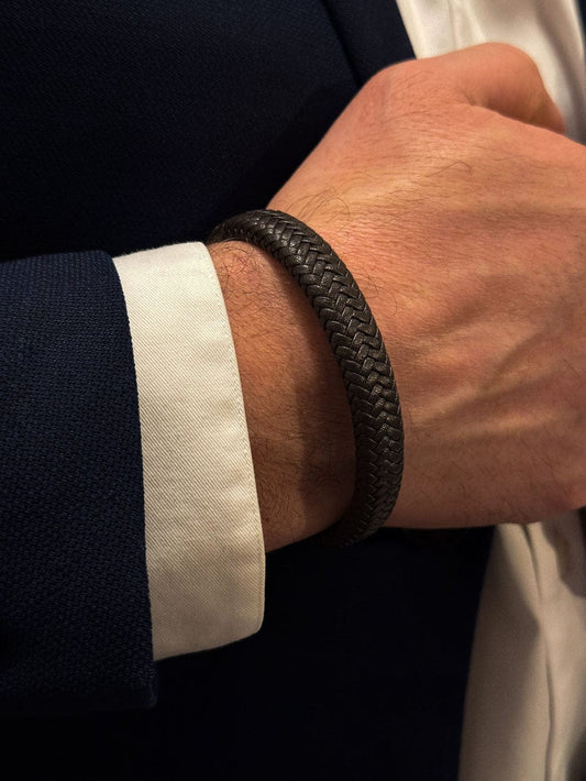 MEA NANI JEWELLERY Armbånd KLASSISK FLETTET SKINNARMBÅND MED STÅL- OG TITANIUM LÅS