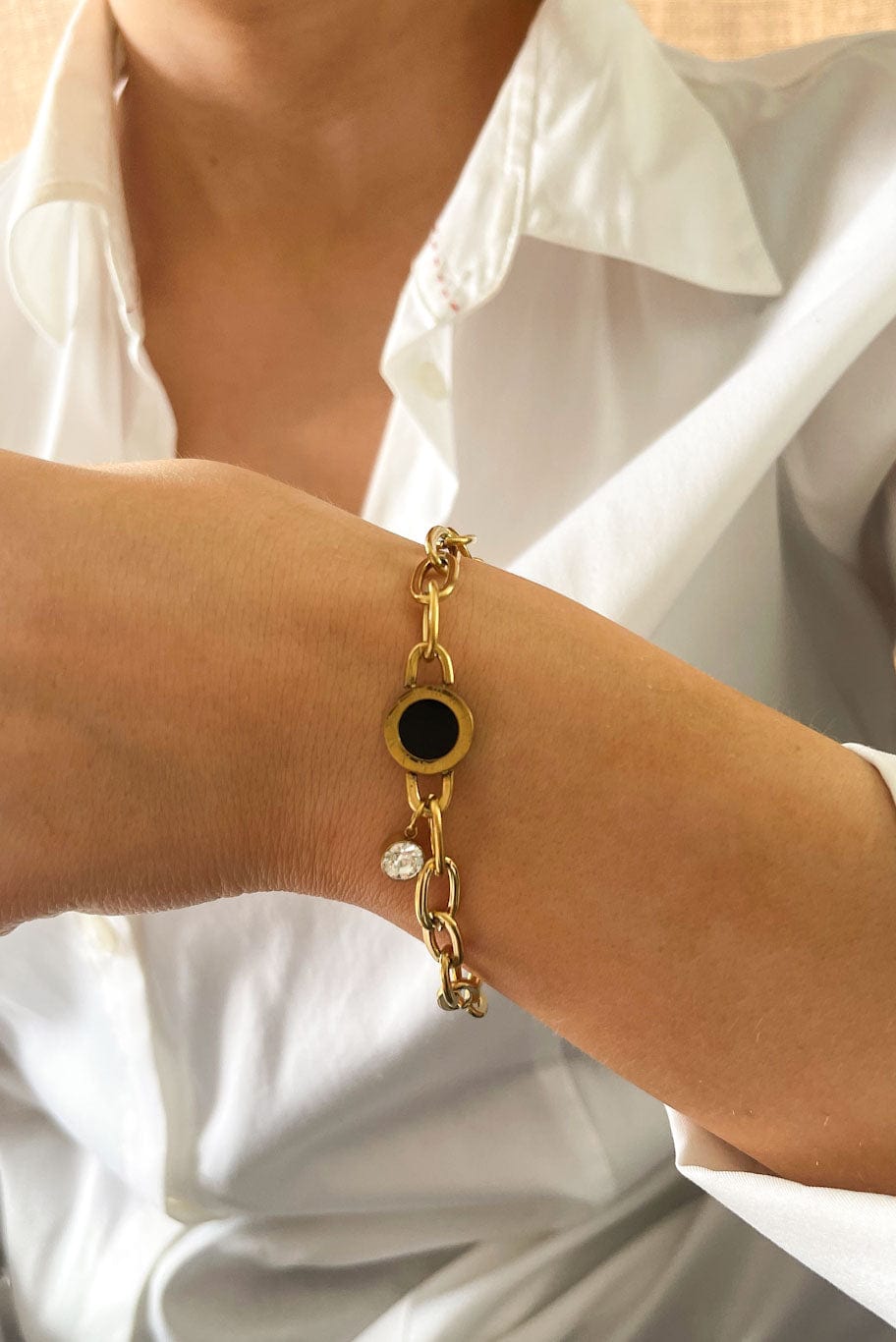 MEA NANI JEWELLERY Armbånd LIVIA – 18K gullbelagt armbånd med romertall og zirkonia