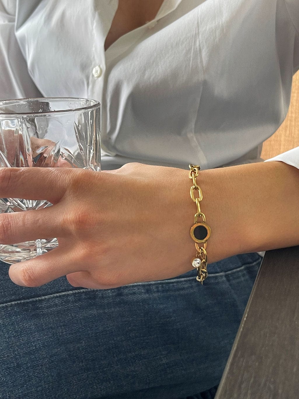 MEA NANI JEWELLERY Armbånd LIVIA – 18K gullbelagt armbånd med romertall og zirkonia