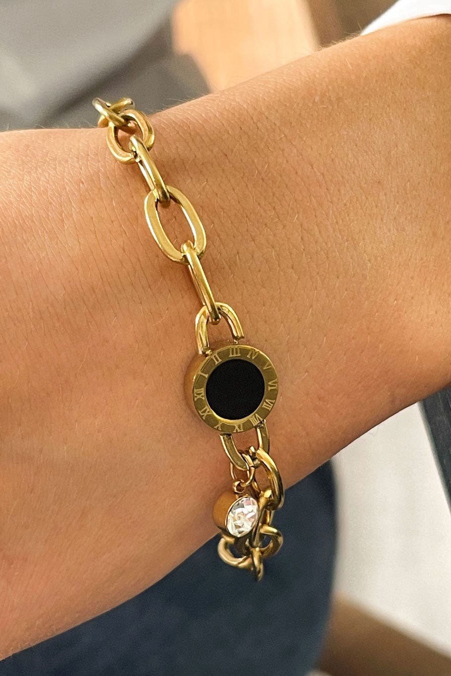 MEA NANI JEWELLERY Armbånd LIVIA – 18K gullbelagt armbånd med romertall og zirkonia