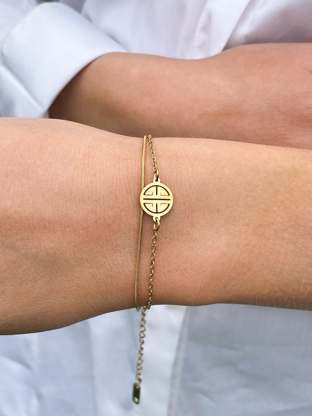 MEA NANI JEWELLERY Armbånd NOMI – justerbart armbånd i 18K gullbelagt stål, vanntett og hypoallergent