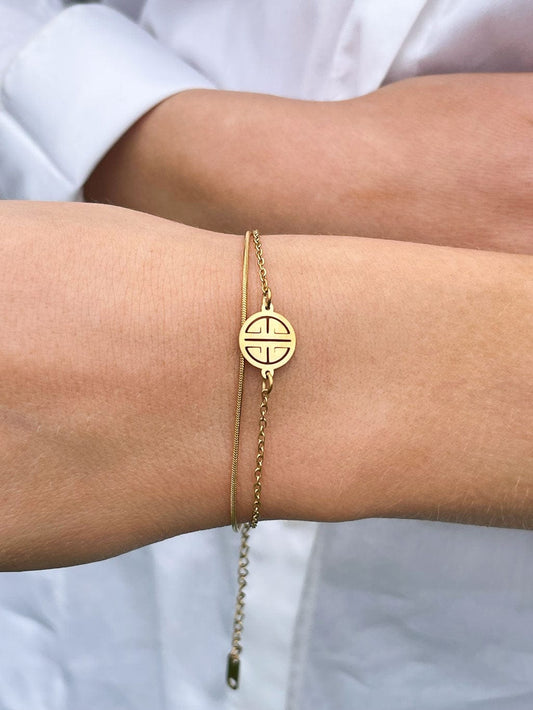 MEA NANI JEWELLERY Armbånd NOMI – justerbart armbånd i 18K gullbelagt stål, vanntett og hypoallergent
