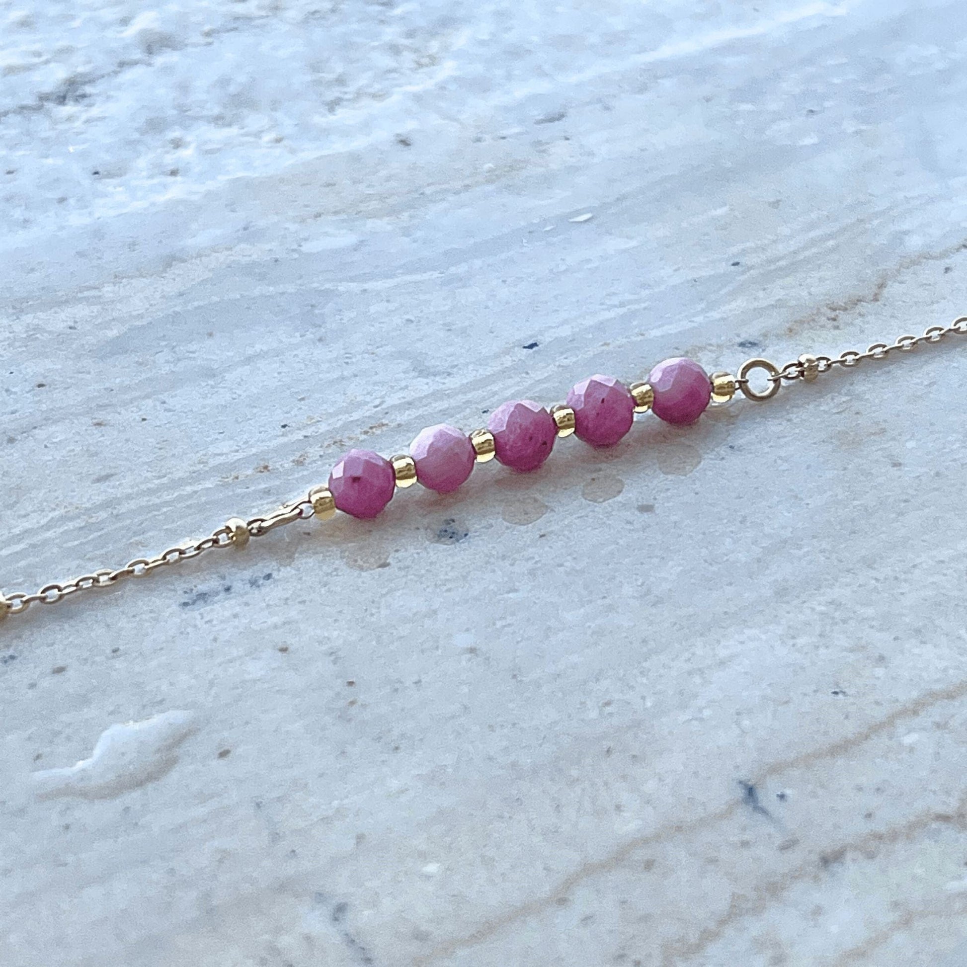 MEA NANI JEWELLERY Armbånd PINK LOVE – 18k gullbelagt armbånd med naturstein