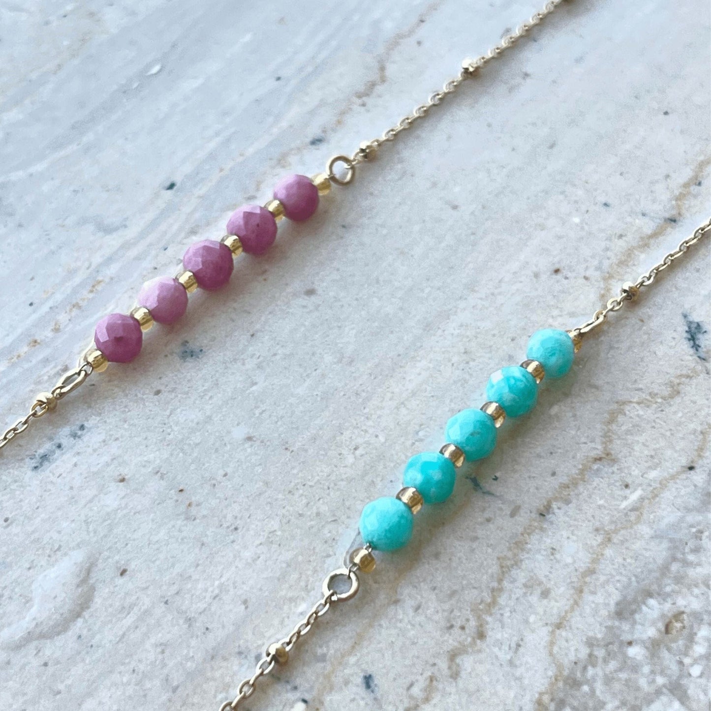 MEA NANI JEWELLERY Armbånd PINK LOVE – 18k gullbelagt armbånd med naturstein