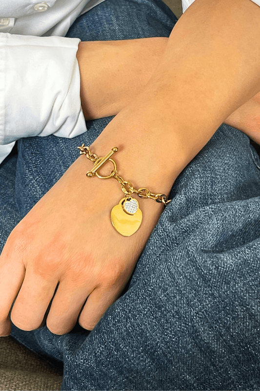 MEA NANI JEWELLERY Armbånd SHE’S GLOWING BRACELET – hjertearmbånd med 18k gullbelegg
