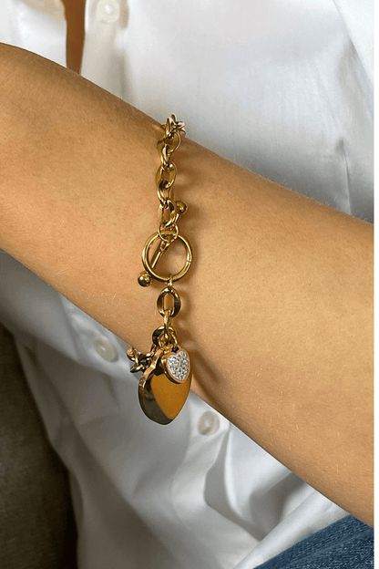 MEA NANI JEWELLERY Armbånd SHE’S GLOWING BRACELET – hjertearmbånd med 18k gullbelegg