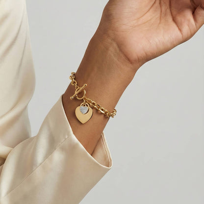 MEA NANI JEWELLERY Armbånd SHE’S GLOWING BRACELET – hjertearmbånd med 18k gullbelegg