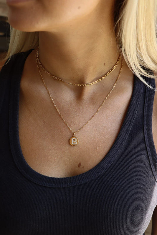 MEA NANI JEWELLERY Bokstavsmykke B SHE’S ICONIC INITIAL NECKLACE – bokstavsmykke i 18K gullbelagt kirurgisk stål