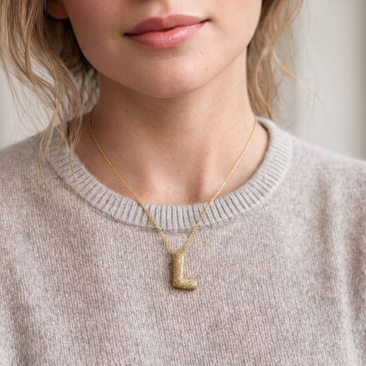 MEA NANI JEWELLERY Bokstavsmykke DIAMOND INITIAL – 18K gullbelagt bokstavsmykke med zirconia