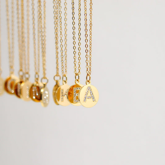 MEA NANI JEWELLERY Bokstavsmykke SHE’S ICONIC INITIAL NECKLACE – bokstavsmykke i 18K gullbelagt kirurgisk stål