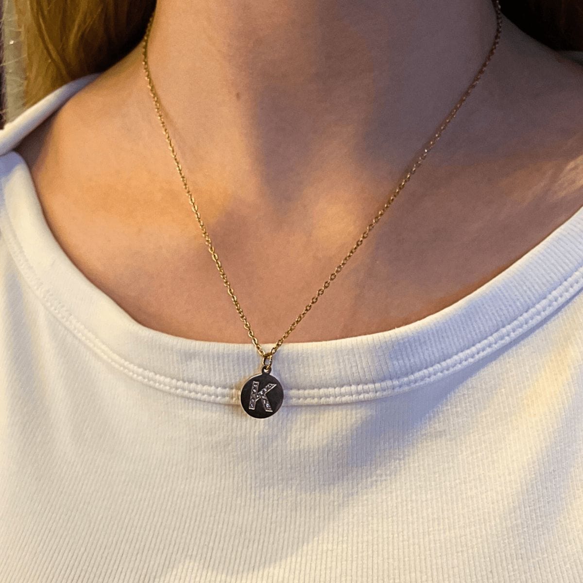 MEA NANI JEWELLERY Bokstavsmykke SHE’S ICONIC INITIAL NECKLACE – bokstavsmykke i 18K gullbelagt kirurgisk stål