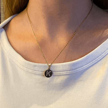 MEA NANI JEWELLERY Bokstavsmykke SHE’S ICONIC INITIAL NECKLACE – bokstavsmykke i 18K gullbelagt kirurgisk stål