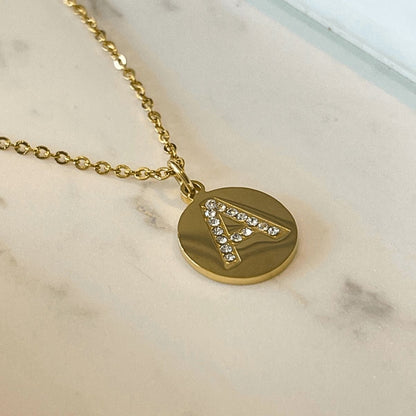 MEA NANI JEWELLERY Bokstavsmykke SHE’S ICONIC INITIAL NECKLACE – bokstavsmykke i 18K gullbelagt kirurgisk stål