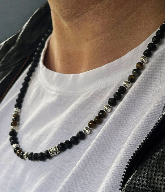 MEA NANI JEWELLERY BRIS – Perlekjede for menn med lavastein og tigerøye