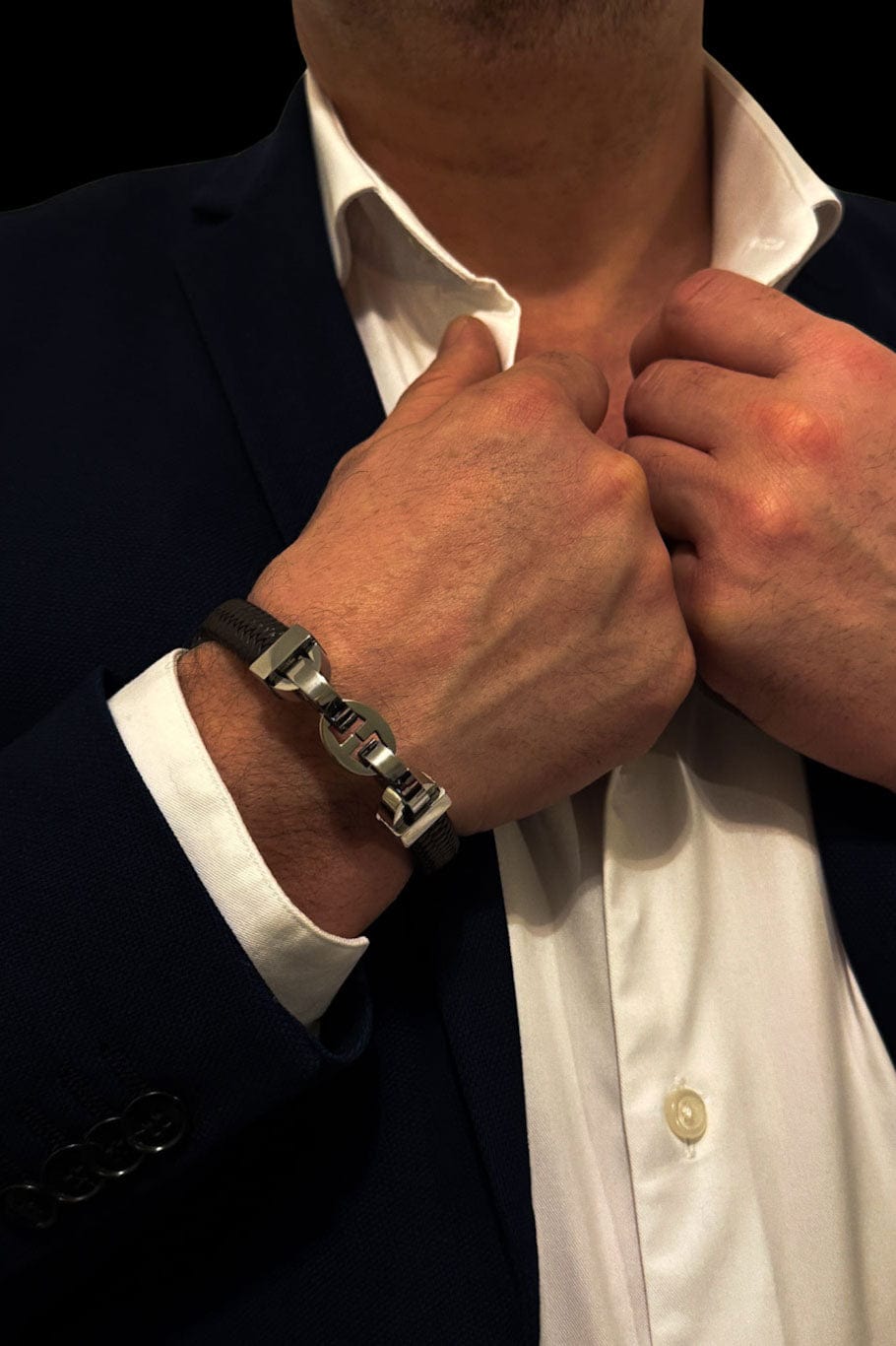 MEA NANI JEWELLERY Brunt armbånd i ekte skinn med sølvdetaljer