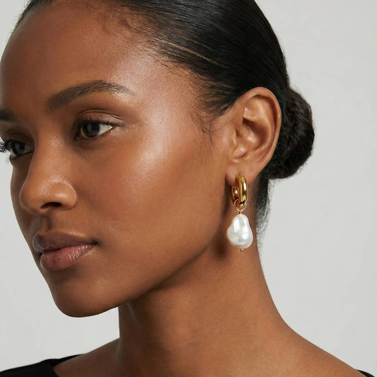 MEA NANI JEWELLERY Chunky hoops med perle ISLA PEARL HOOPS – 18K gullbelagt