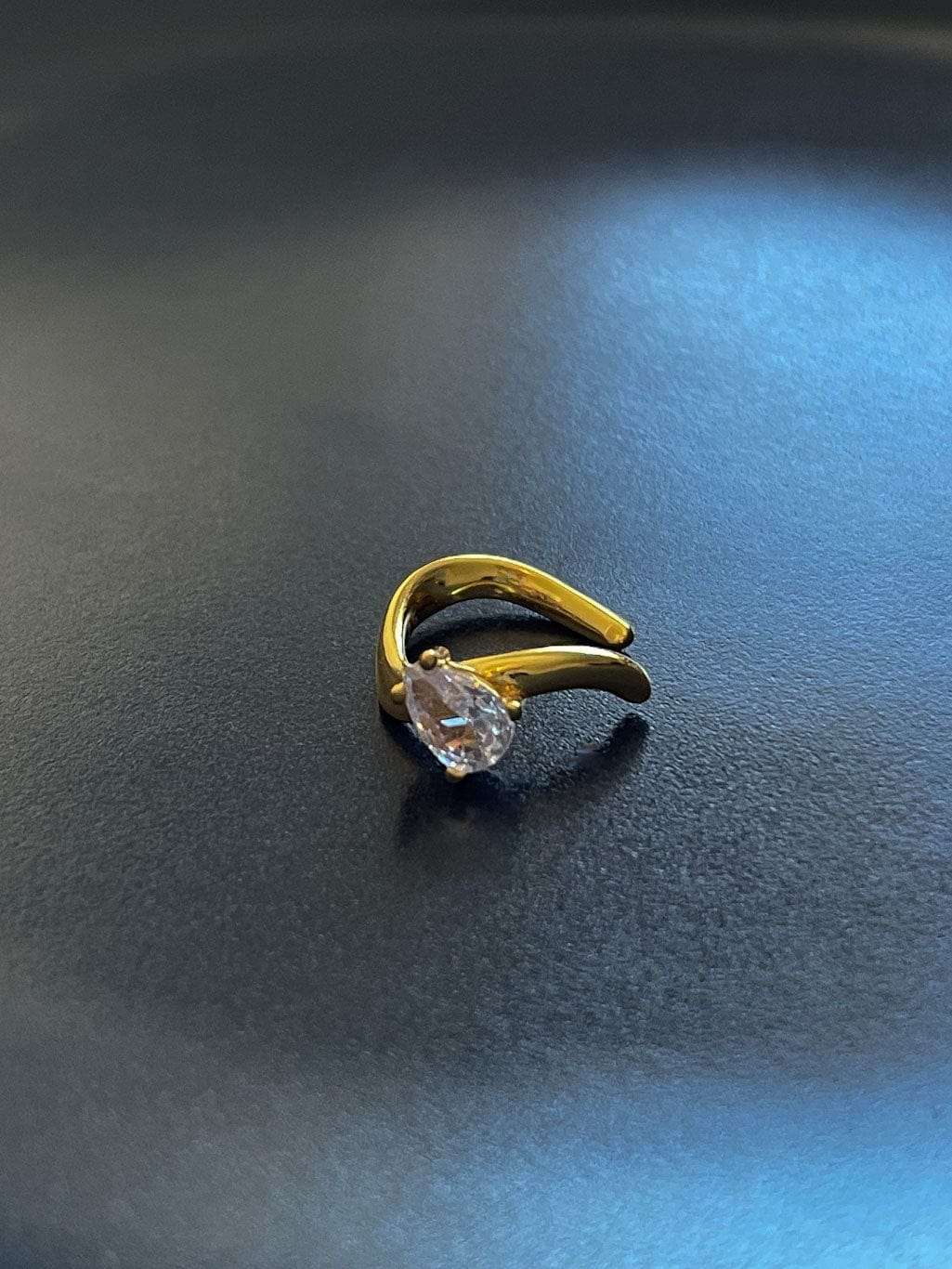 ALVA ear cuff med glitrende cubic zirkona stein vist på mørk bakgrunn