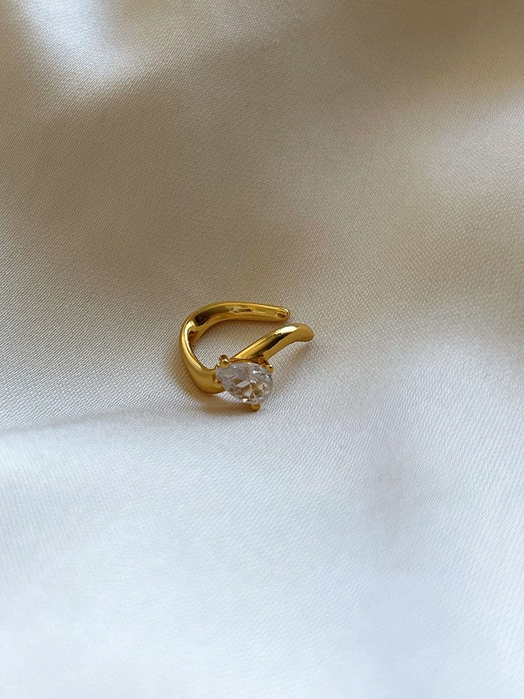 Earcuff i 925 sterlingssølv, gullbelagt 18k med cubic zirkonia stein.
