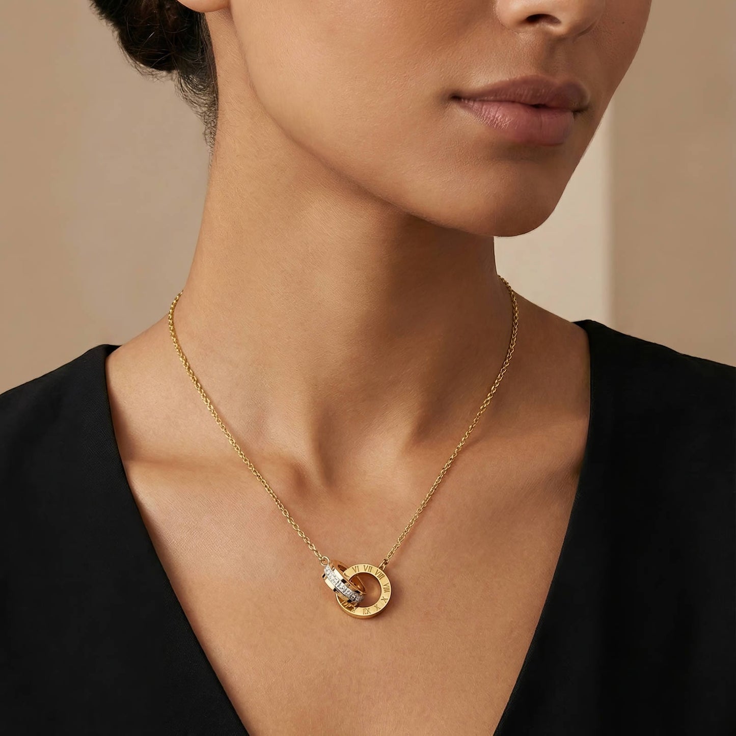 MEA NANI JEWELLERY Halskjede AURUM halskjede i 18K gullbelagt stål – Vanntett og allergivennlig med romertall og zirkonia