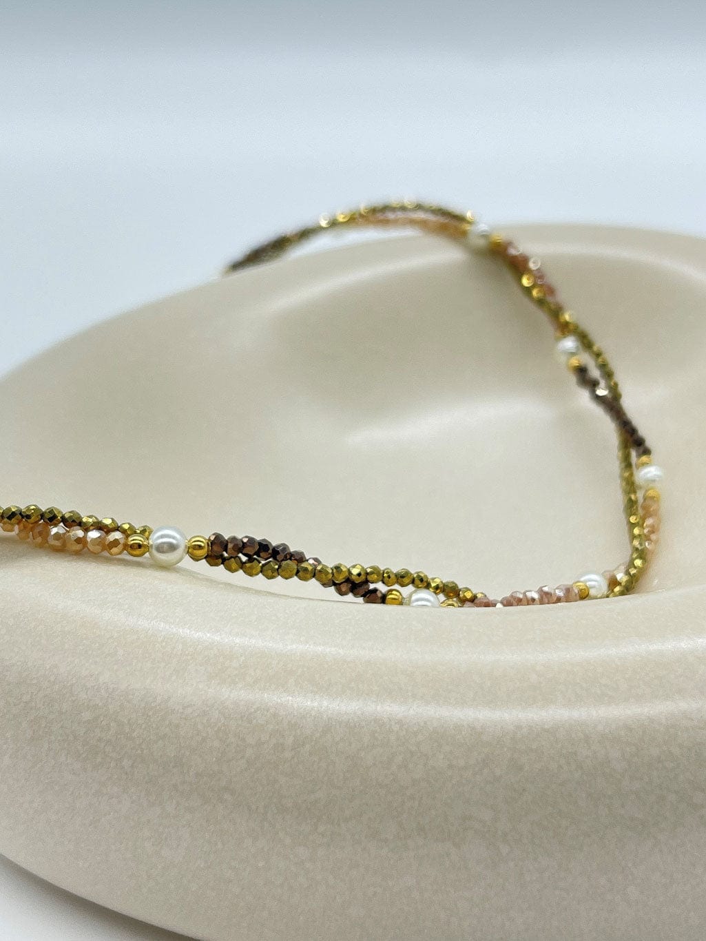MEA NANI JEWELLERY Halskjede Beige NORA GULLBELAGT KRYSTALLSMYKKE - BEIGE