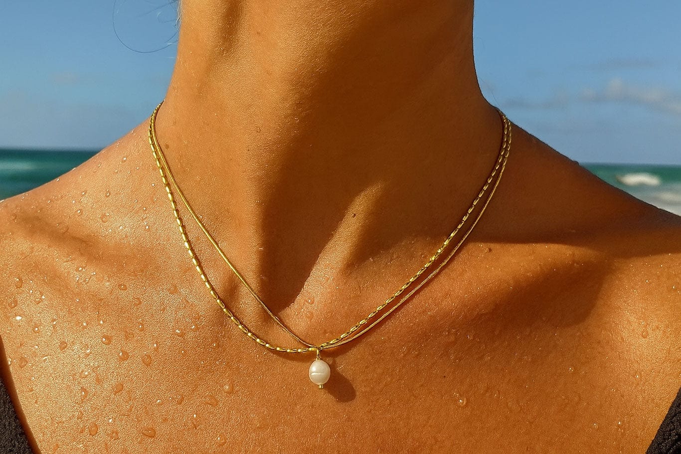 MEA NANI JEWELLERY Halskjede DRÅPE HALSKJEDE – Gullbelagt smykke med perle, tidløst design