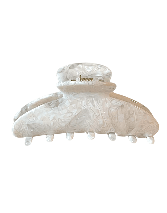 MEA NANI JEWELLERY Hårklype ARCTIC PEARL HAIR CLAW – perlemorshvit hårklype 10 cm