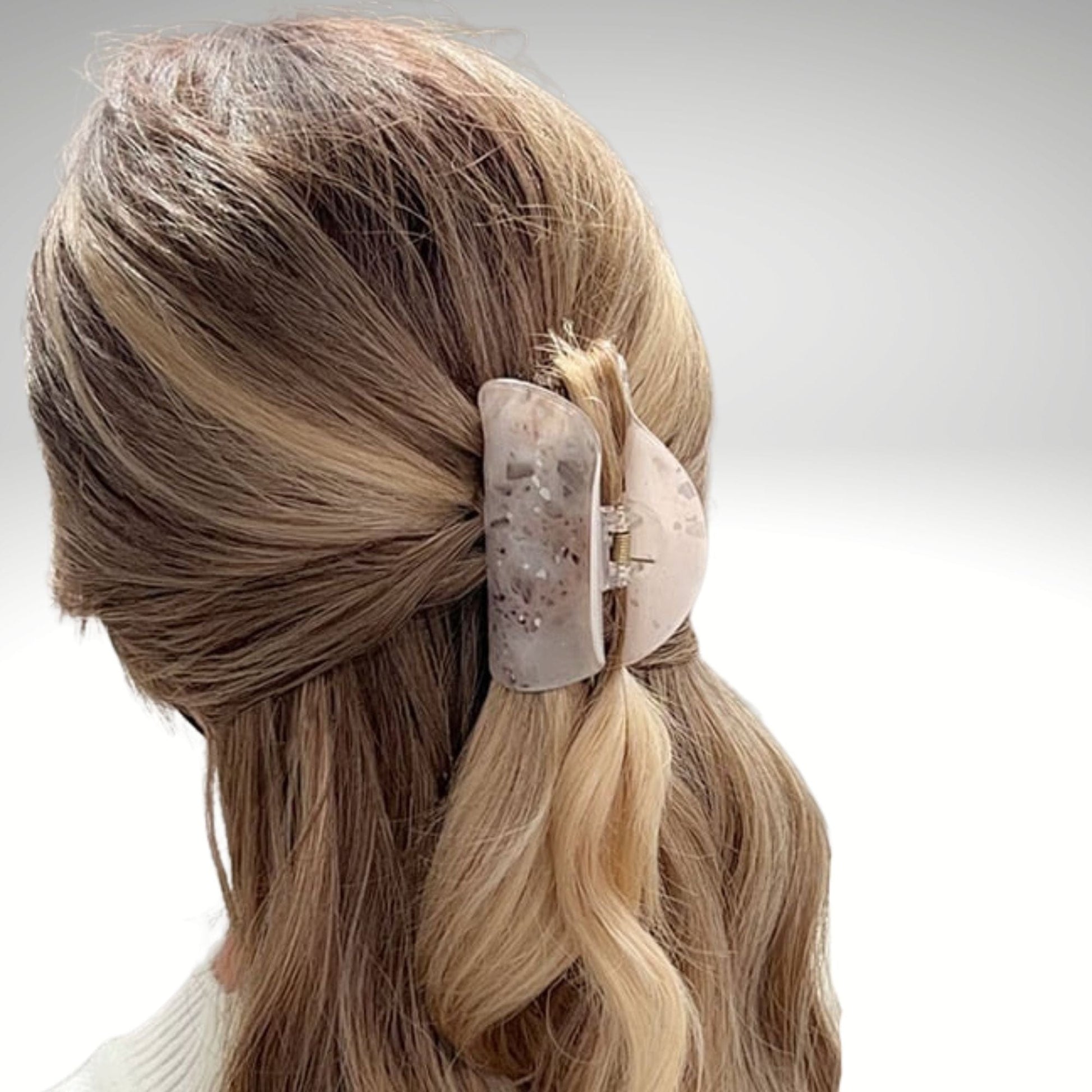 MEA NANI JEWELLERY Hårklype CLOUDY GREY HAIRCLIP – hårklype