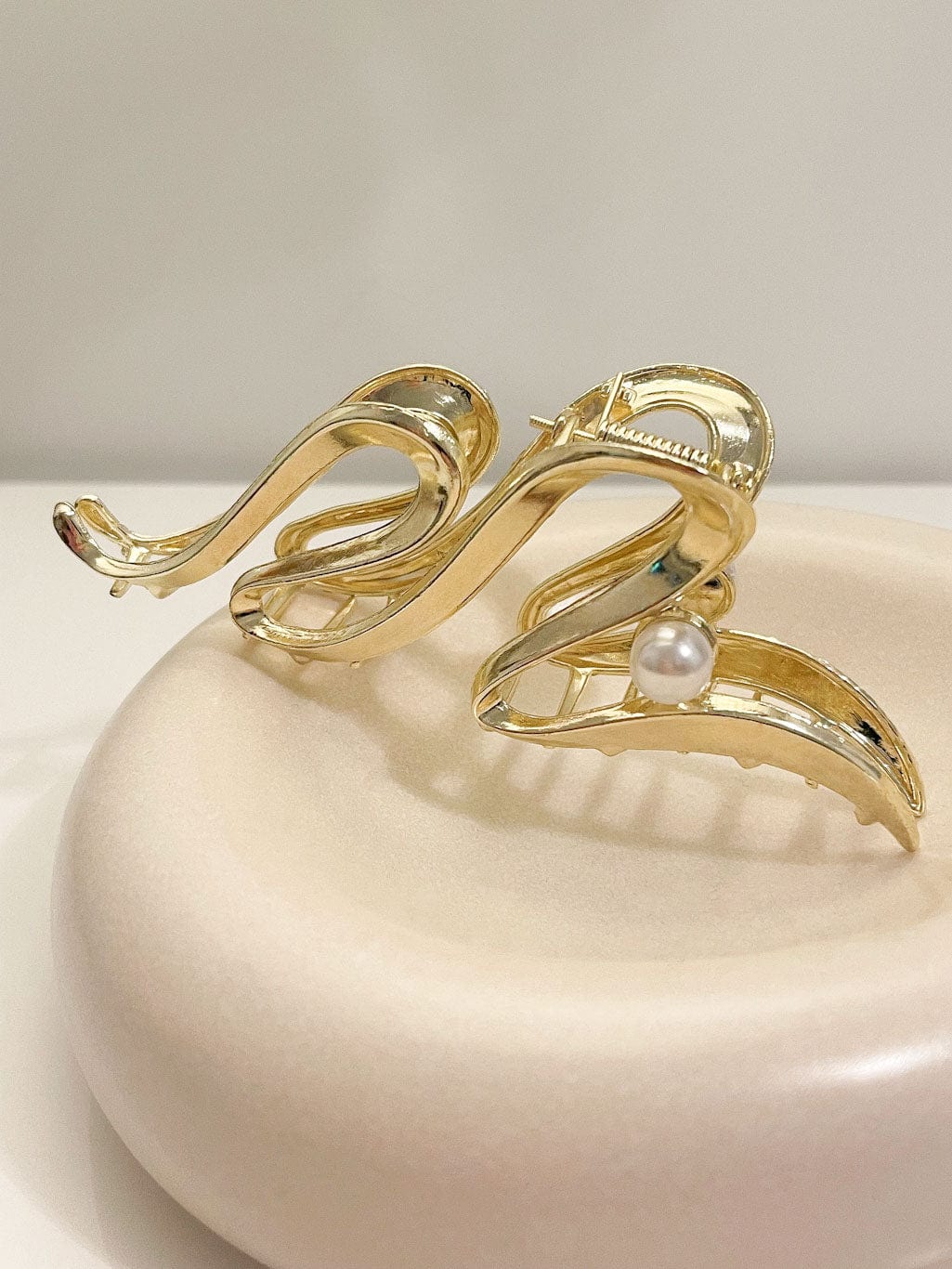 MEA NANI JEWELLERY Hårklype PRINCESS GULLFARGET HÅRKLYPE MED PERLE - Elegant hårpynt