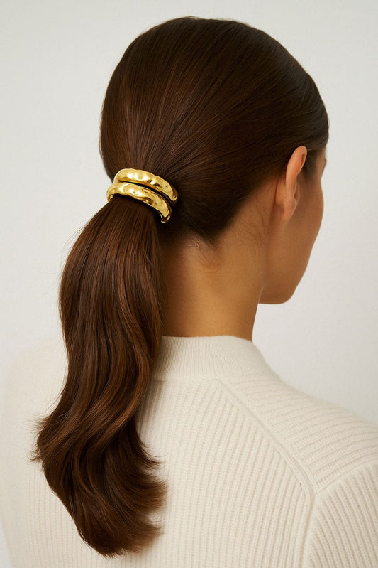 MEA NANI JEWELLERY Hårstrikk HÅRSTRIKK – 18k gullbelagt metallspenne, elegant og praktisk