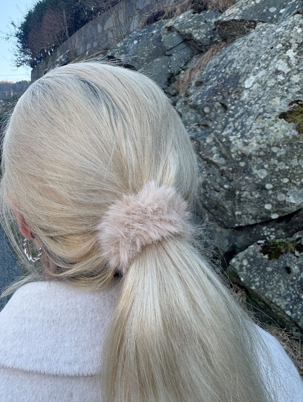 MEA NANI JEWELLERY Hårstrikk HÅRSTRIKK I BEIGE FUSKEPELS