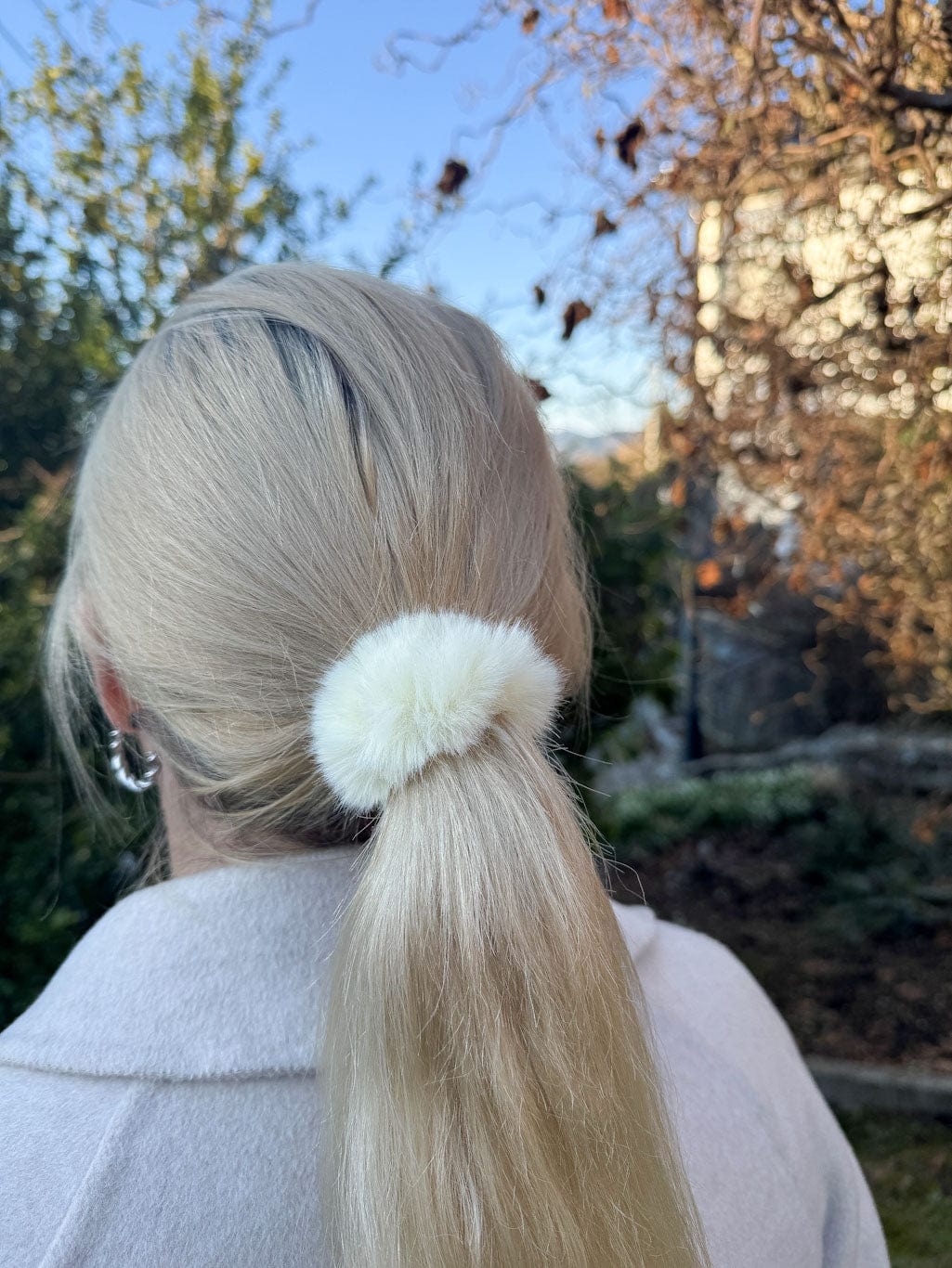 MEA NANI JEWELLERY Hårstrikk Hvit HÅRSTRIKK I HVIT FUSKEPELS