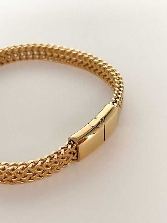 MEA NANI JEWELLERY Herrearmbånd 22 cm GULLFARGET HERREARMBÅND I RUSTFRITT STÅL  – Klassisk og solid armbånd.
