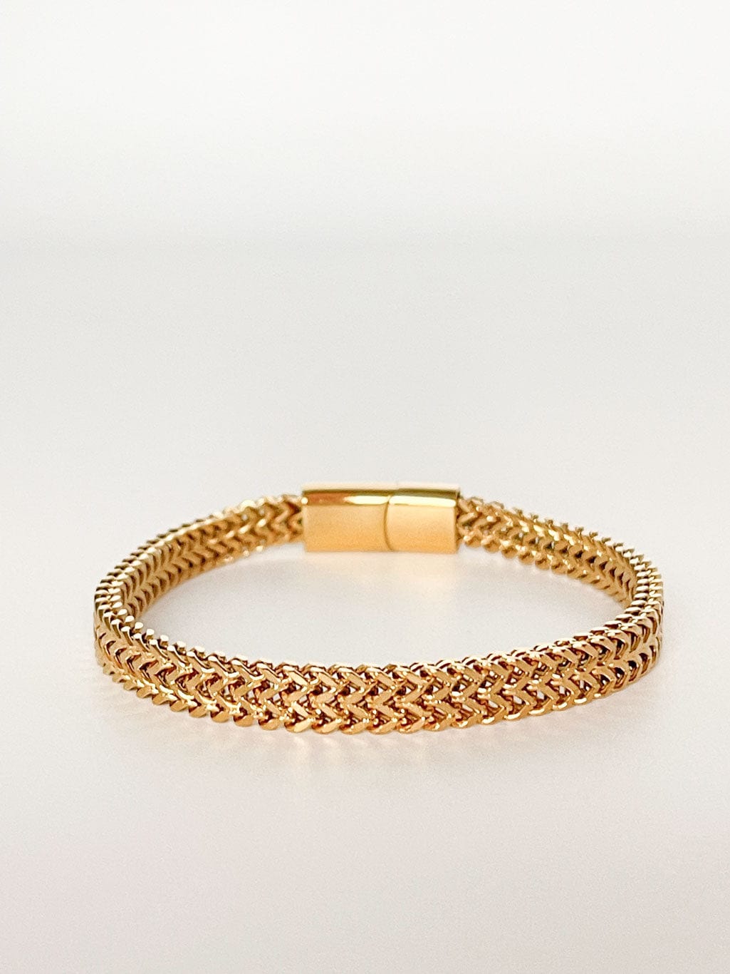 MEA NANI JEWELLERY Herrearmbånd 22 cm GULLFARGET HERREARMBÅND I RUSTFRITT STÅL  – Klassisk og solid armbånd.