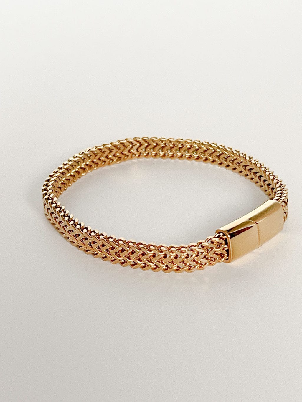 MEA NANI JEWELLERY Herrearmbånd 22 cm GULLFARGET HERREARMBÅND I RUSTFRITT STÅL  – Klassisk og solid armbånd.
