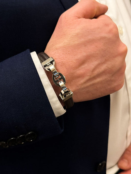 MEA NANI JEWELLERY Herrearmbånd ASGIR BRUNT SKINNARMBÅND FOR MENN - Maskulint og stilrent armbånd