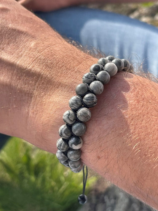 MEA NANI JEWELLERY Herrearmbånd JUSTERBART HERREARMBÅND MED GRÅ NATURSTEINPERLER