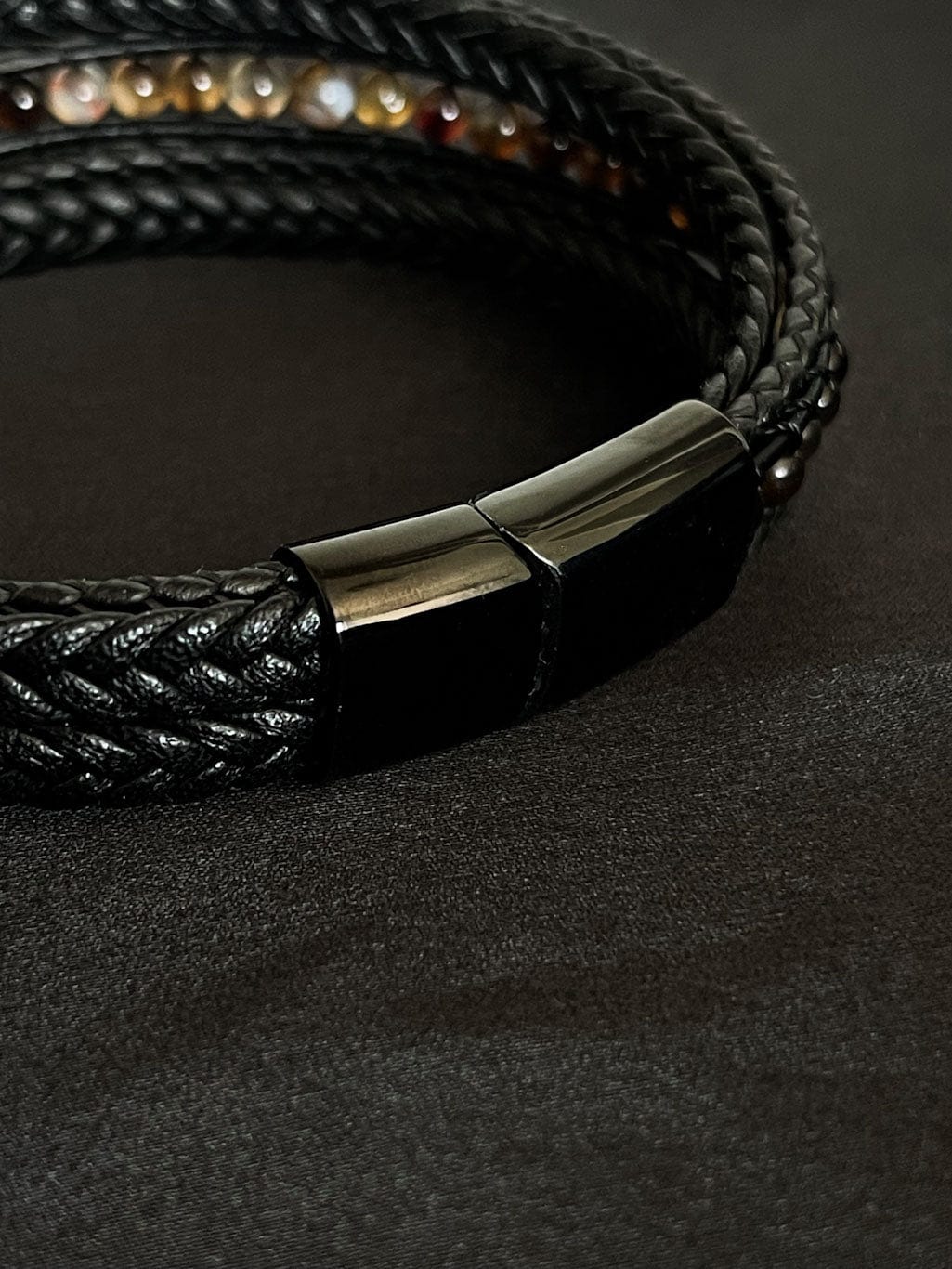 MEA NANI JEWELLERY Herrearmbånd MILOS– Herrearmbånd i sort lær med naturstein