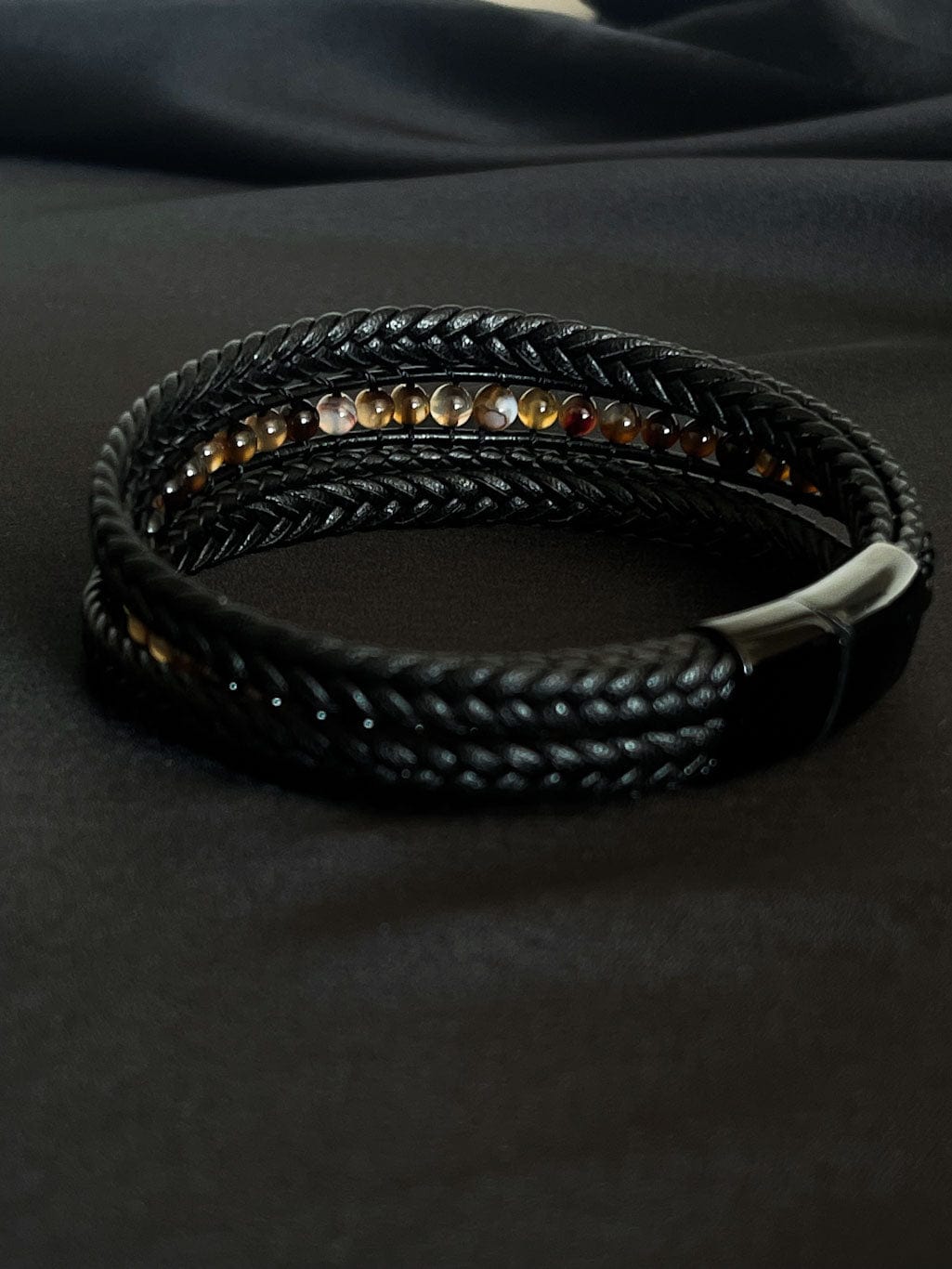 MEA NANI JEWELLERY Herrearmbånd MILOS– Herrearmbånd i sort lær med naturstein