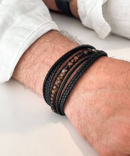 MEA NANI JEWELLERY Herrearmbånd MILOS– Herrearmbånd i sort lær med naturstein