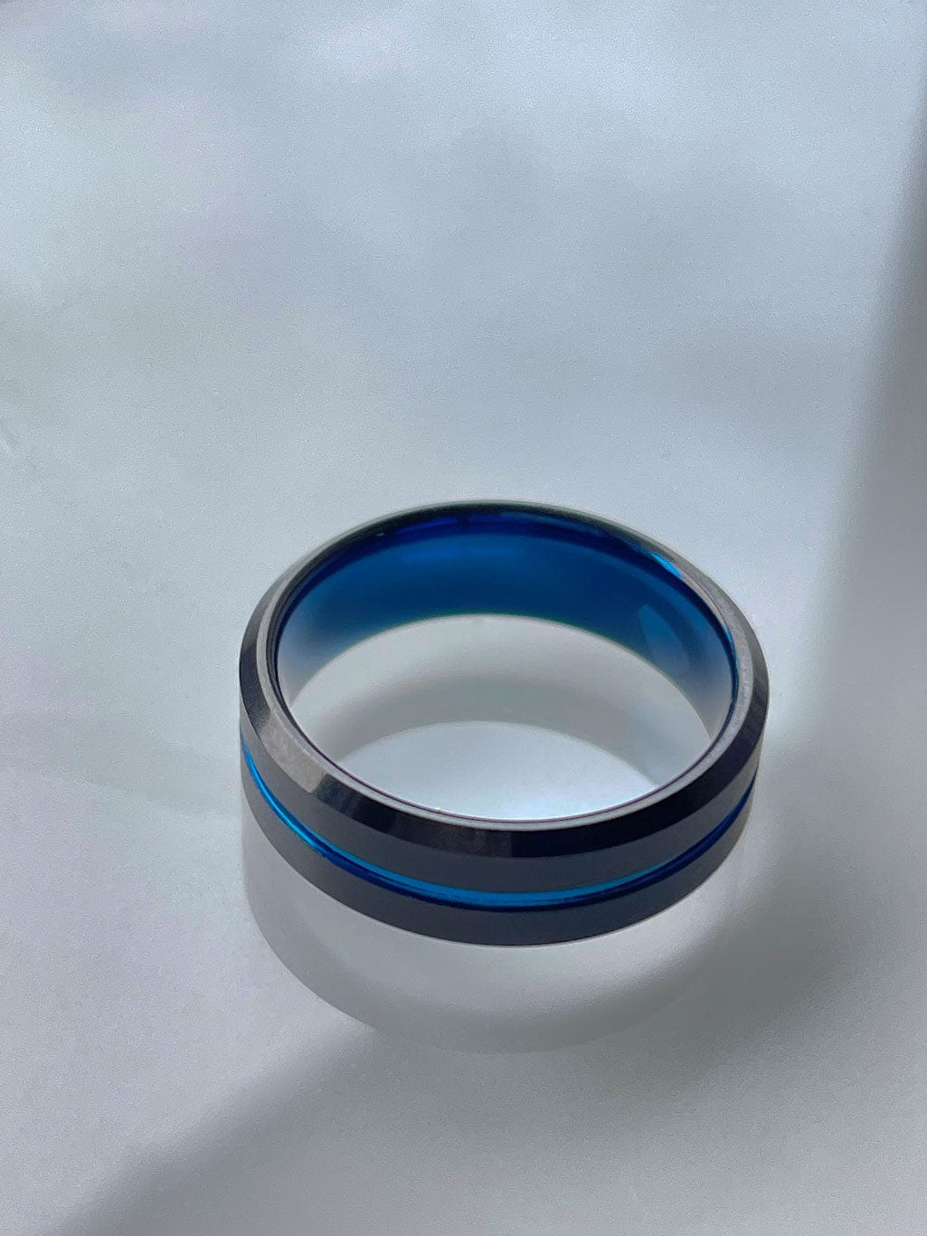 Klassisk ring til han. Ringen ligger på en hvit bakgrunn