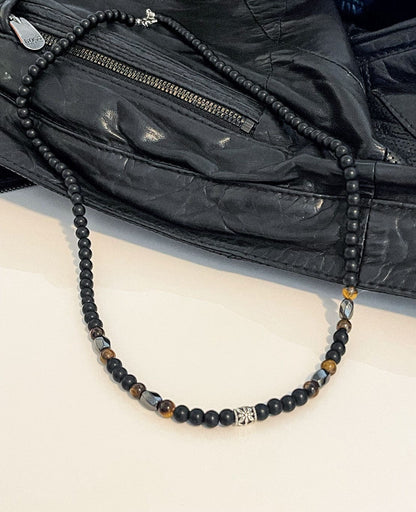 MEA NANI JEWELLERY Herresmykke ASK – langt herrekjede i lavastein og tigerøye