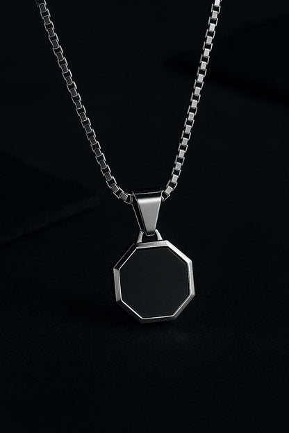 MEA NANI JEWELLERY Herresmykke ONYX – halskjede til menn i rustfritt stål med sort geometrisk anheng