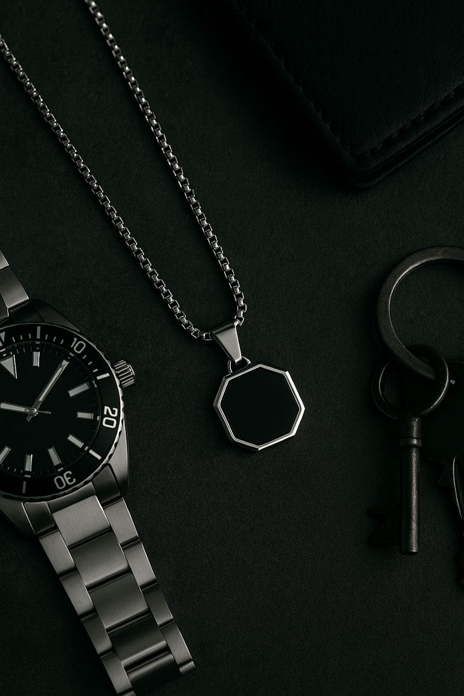 MEA NANI JEWELLERY Herresmykke ONYX – halskjede til menn i rustfritt stål med sort geometrisk anheng