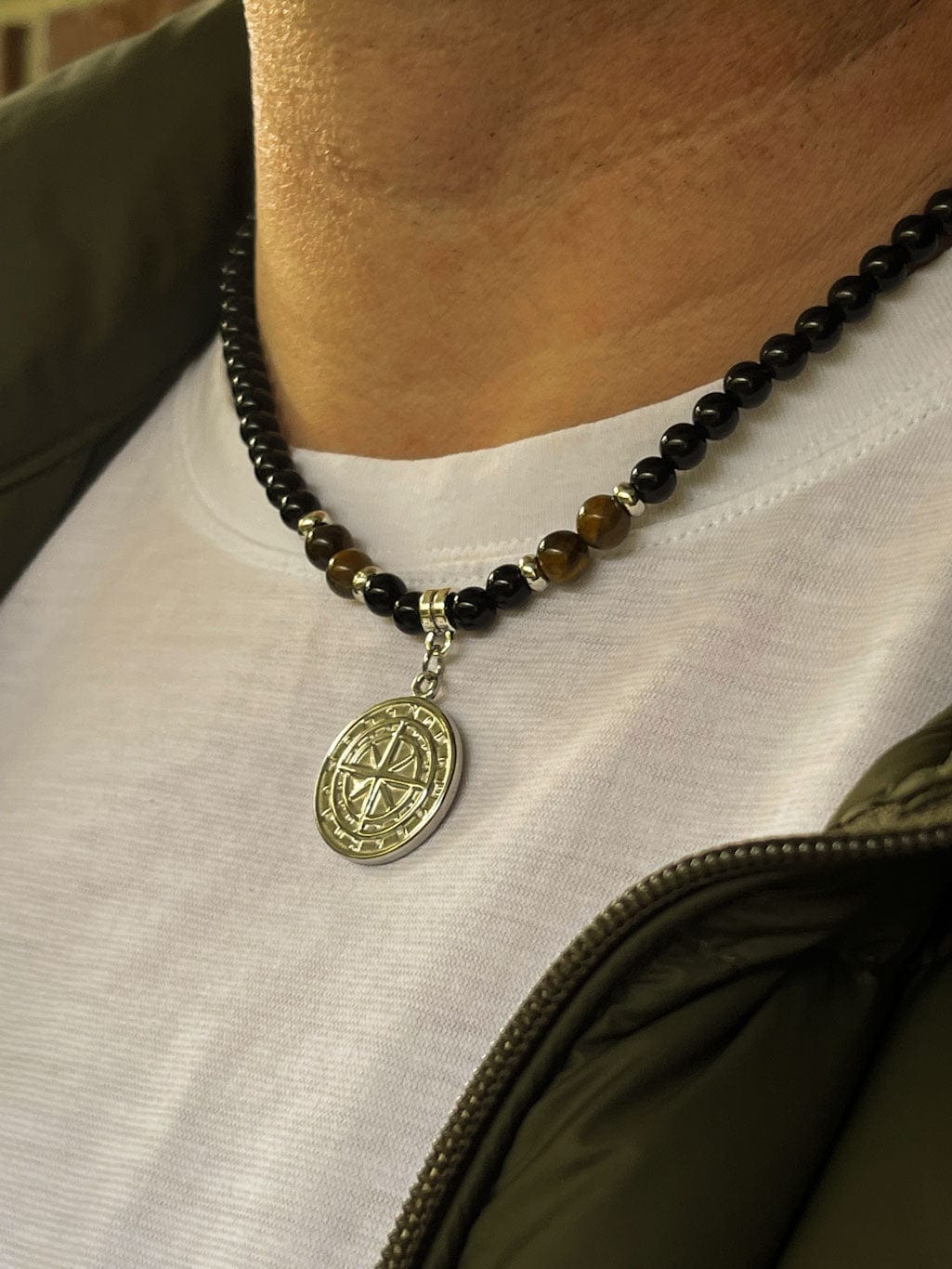 MEA NANI JEWELLERY Herresmykke POLARIS – Halskjede med kompass og tigerøye perler