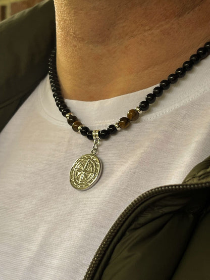 MEA NANI JEWELLERY Herresmykke POLARIS – Halskjede med kompass og tigerøye perler