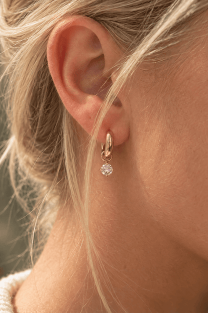 MEA NANI JEWELLERY Hoops med glitrende steiner BLUSH – Hoops med hengende rosa stein, 14K gullbelagt
