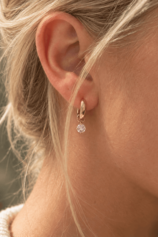 MEA NANI JEWELLERY Hoops med glitrende steiner BLUSH – Hoops med hengende rosa stein, 14K gullbelagt
