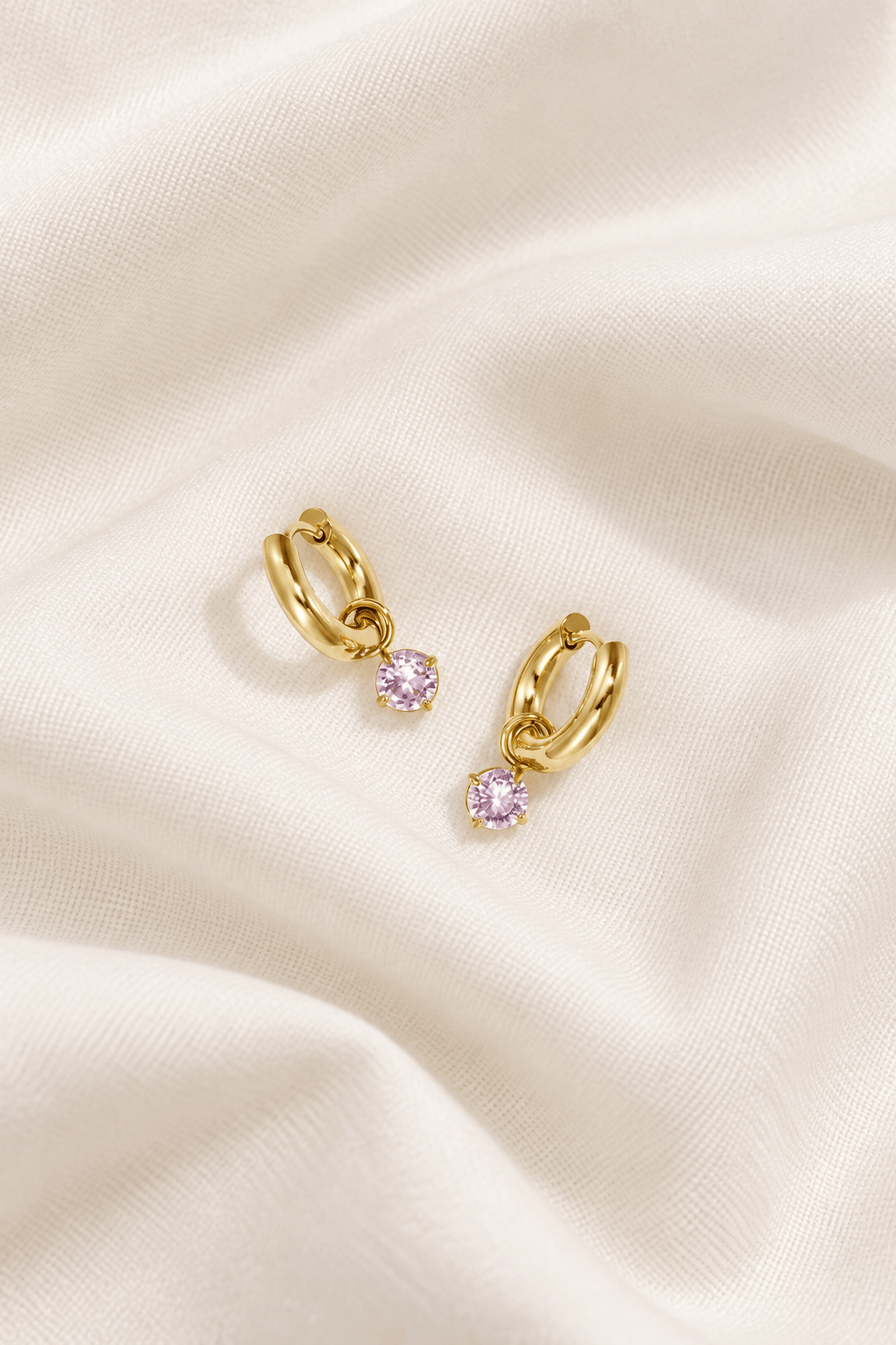 MEA NANI JEWELLERY Hoops med glitrende steiner BLUSH – Hoops med hengende rosa stein, 14K gullbelagt
