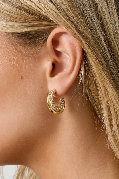 MEA NANI JEWELLERY Hoops med glitrende steiner SPARK HOOPS – 14K gullbelagt